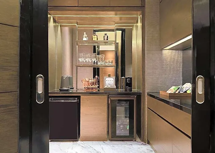 Hotel 137 Pillars 5*